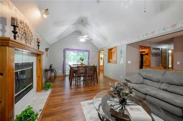 212 Breezeway LN, Pleasant Hill, MO 64080