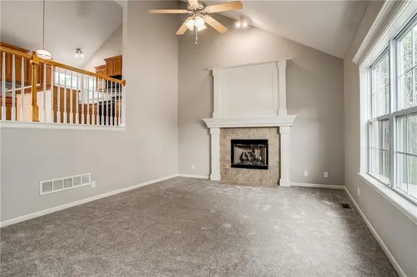 1324 SE Dalton CIR, Lee's Summit, MO 64081