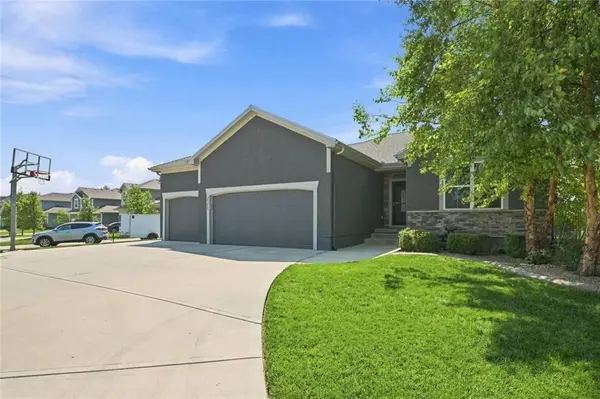 25069 W 150th TER, Olathe, KS 66061