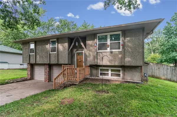 1905 S Speas DR, Blue Springs, MO 64014