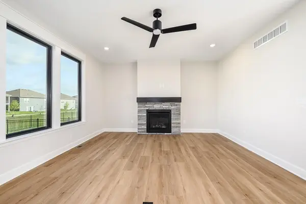 136 Brookwood ST, Lansing, KS 66043