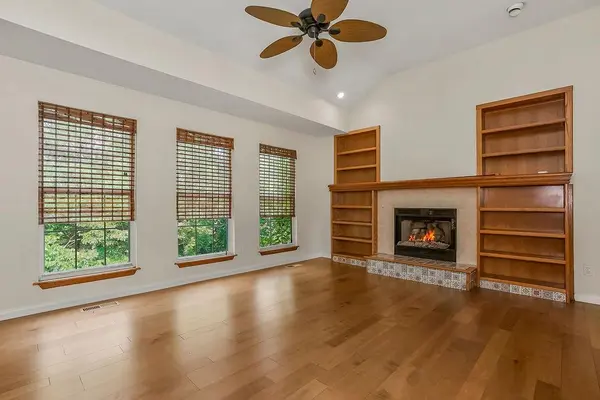 1704 Hunter DR, Olathe, KS 66061