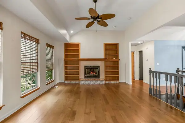 1704 Hunter DR, Olathe, KS 66061