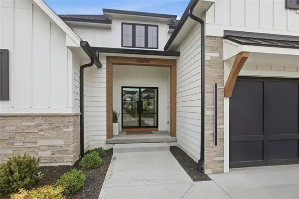 10675 W 142nd TER, Overland Park, KS 66221