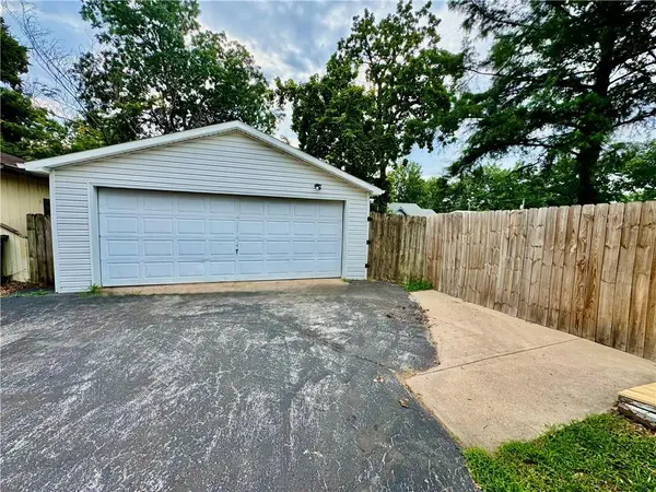 805 S 2nd ST, Clinton, MO 64735
