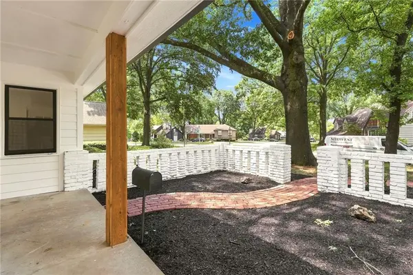 10131 Linden ST, Overland Park, KS 66207