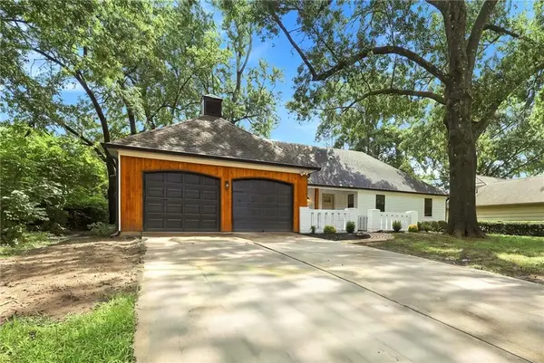 10131 Linden ST, Overland Park, KS 66207