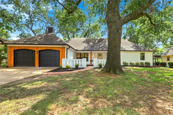10131 Linden ST, Overland Park, KS 66207