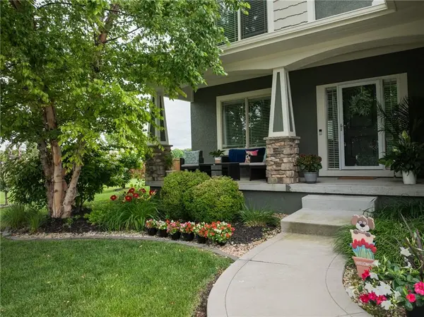 104 SW Greenbriar DR, Blue Springs, MO 64064
