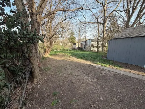 1915 S Overton AVE, Independence, MO 64052