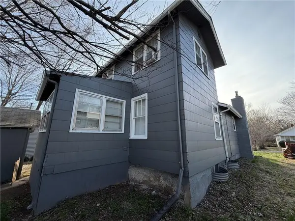 1915 S Overton AVE, Independence, MO 64052