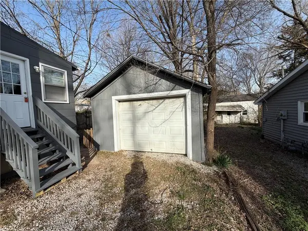 1915 S Overton AVE, Independence, MO 64052