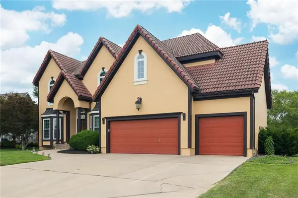 4232 NE Tremont CT, Lee's Summit, MO 64064
