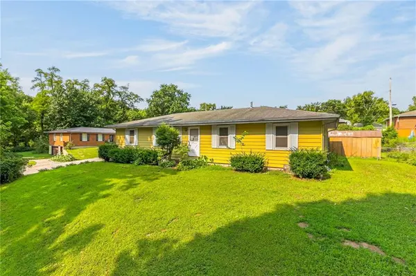 28 Forest LN, Lexington, MO 64067