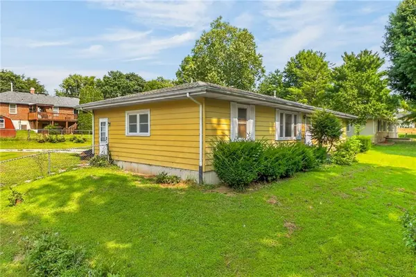 28 Forest LN, Lexington, MO 64067