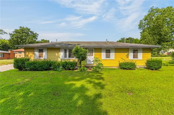 28 Forest LN, Lexington, MO 64067