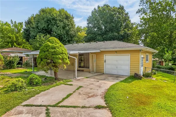 28 Forest LN, Lexington, MO 64067