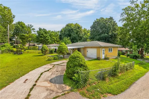 28 Forest LN, Lexington, MO 64067