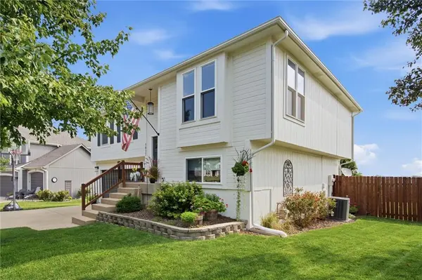 5827 Meadowsweet LN, Shawnee, KS 66226