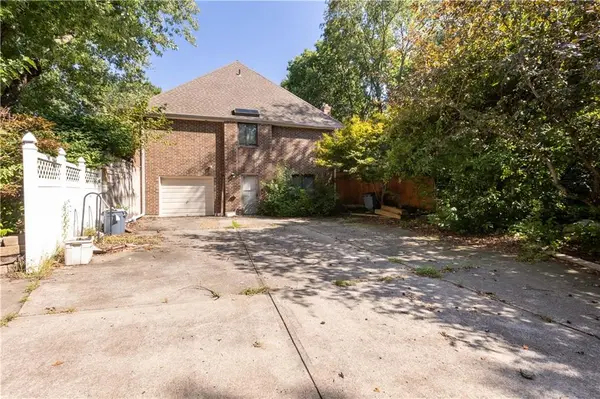 715 Sunset LN, Belton, MO 64012