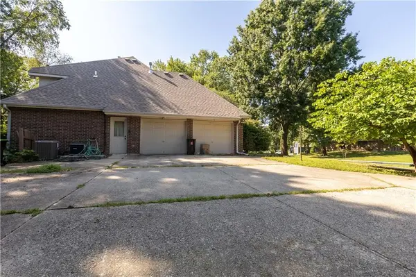 715 Sunset LN, Belton, MO 64012