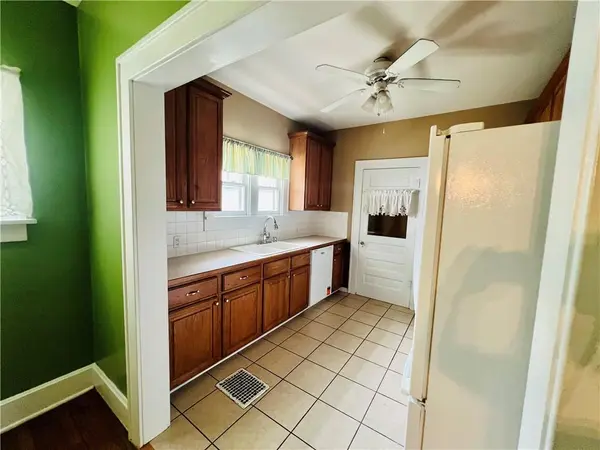 1913 Lovers LN, St Joseph, MO 64505