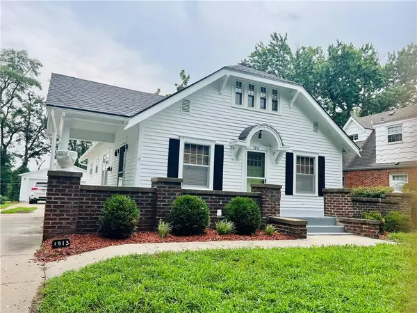1913 Lovers LN, St Joseph, MO 64505