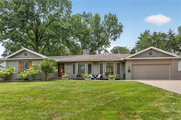 5701 W 84th TER, Overland Park, KS 66207