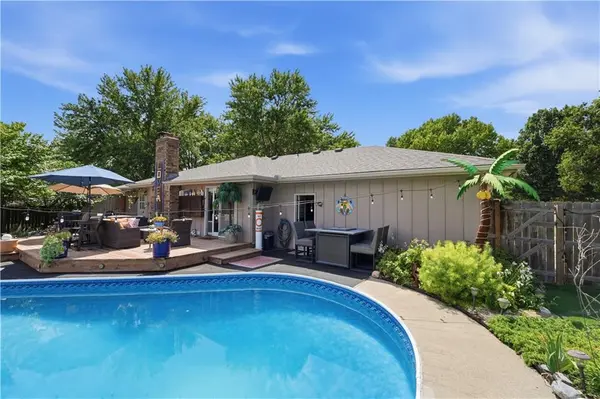 914 Gregory ST, Peculiar, MO 64078