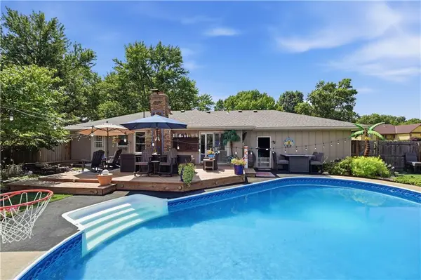 914 Gregory ST, Peculiar, MO 64078
