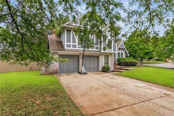 8216 NW Delta DR, Kansas City, MO 64151