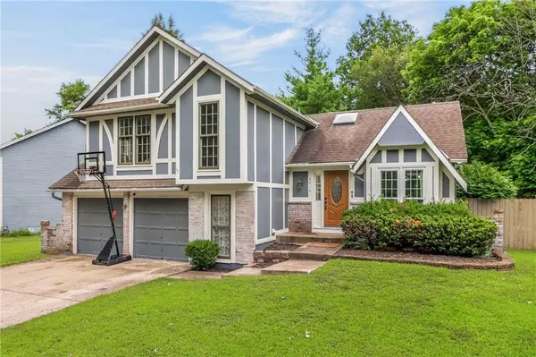 8216 NW Delta DR, Kansas City, MO 64151