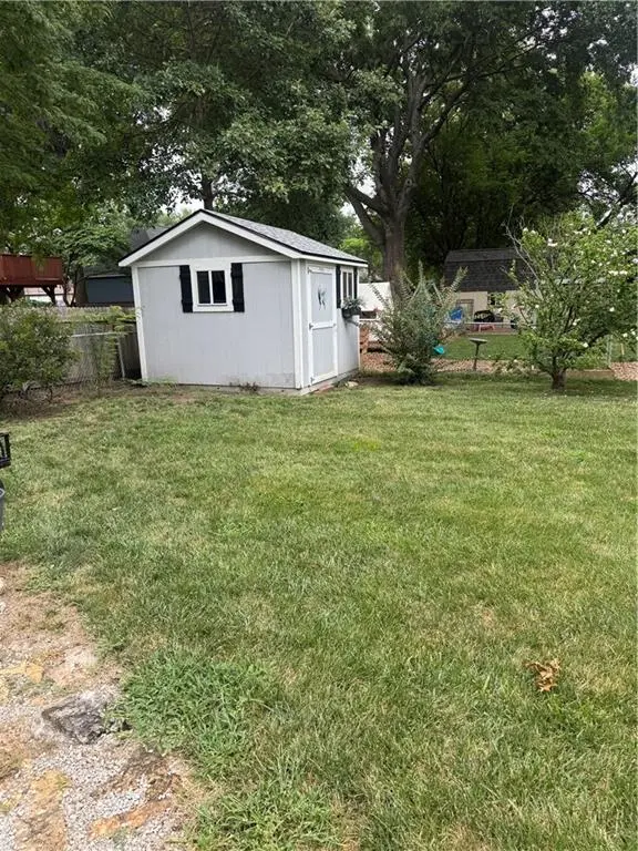 304 SE Colony DR, Lee's Summit, MO 64063