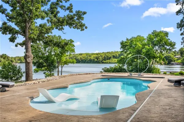 1647 NE Ozark DR, Lee's Summit, MO 64086