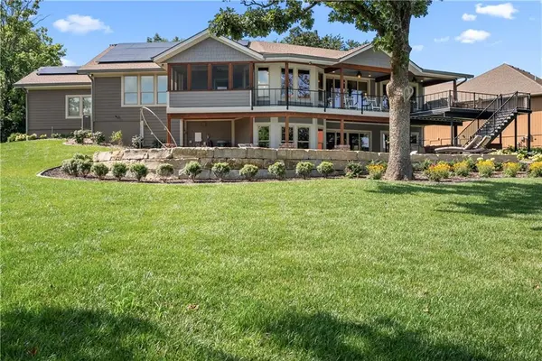 1647 NE Ozark DR, Lee's Summit, MO 64086