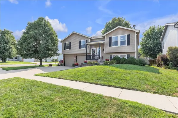 2210 Meadow TRL, St Joseph, MO 64503