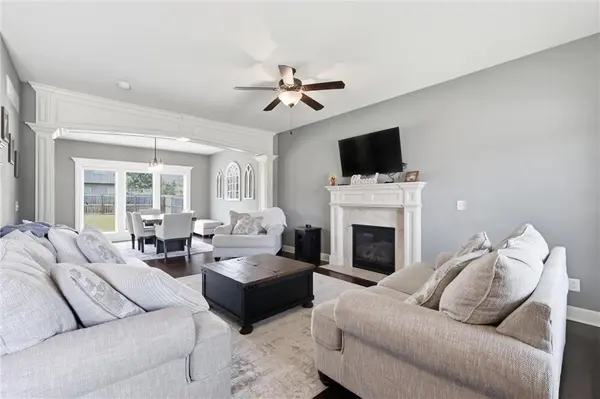 1729 Cambridge CIR, Kearney, MO 64060