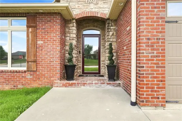 1227 Holland SQ, Warrensburg, MO 64093