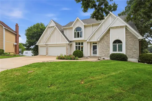 332 NE Warrington CT, Lee's Summit, MO 64064