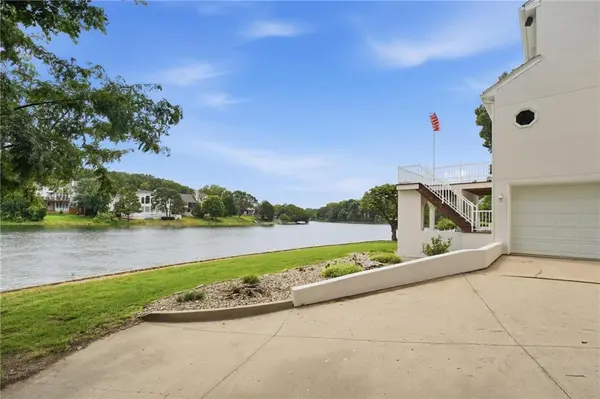 332 NE Warrington CT, Lee's Summit, MO 64064