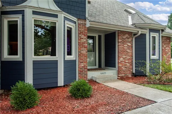 4401 NE Hoit DR, Lee's Summit, MO 64064