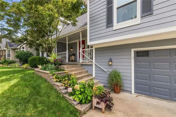 947 E Oakview ST, Olathe, KS 66061