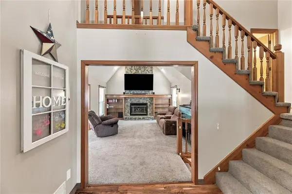 947 E Oakview ST, Olathe, KS 66061