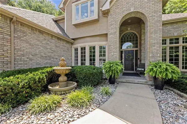 1567 Oakwood LN, Liberty, MO 64068