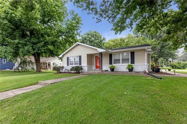 607 S Elm ST, Louisburg, KS 66053