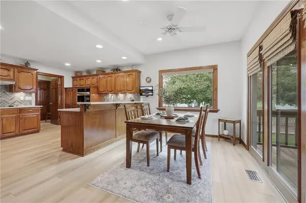 312 SE Alexandria DR, Lee's Summit, MO 64063