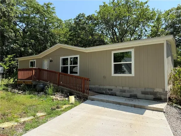 14 Live Oak CT, Linn Valley, KS 66040