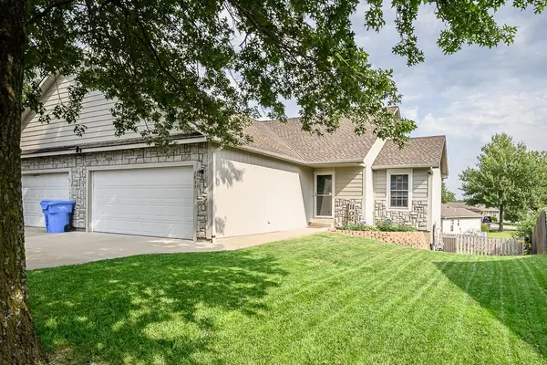 2035 Rock Creek CT, Tonganoxie, KS 66086