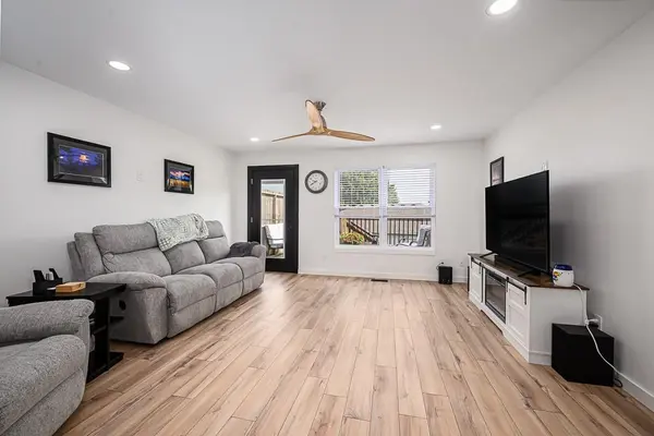 2035 Rock Creek CT, Tonganoxie, KS 66086