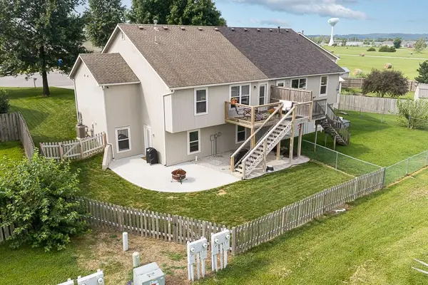 2035 Rock Creek CT, Tonganoxie, KS 66086